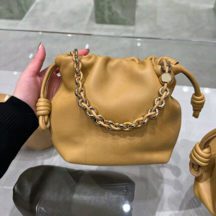 Sac porte-bonheur en cuir de vache avec cordon de serrage et bandoulière