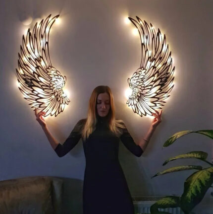 Décoration murale en métal sculpté avec ailes d'ange lumineuses