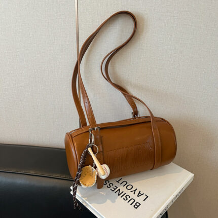 Sac bandoulière femme en relief sous les bras