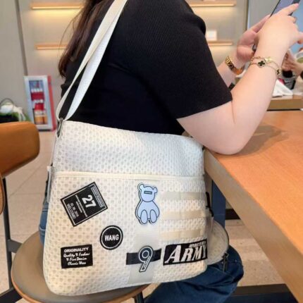 Sac à bandoulière simple de grande capacité avec patch en maille