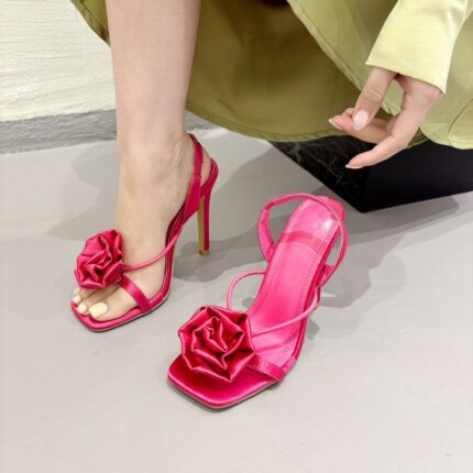 Escarpins à talons hauts et bout carré à fleurs tendance avec jupe